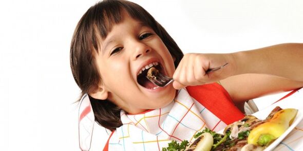 il bambino mangia verdure a dieta con pancreatite