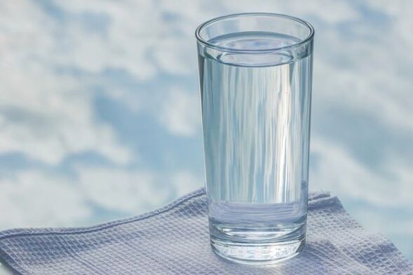 un bicchiere d'acqua per una dieta pigra