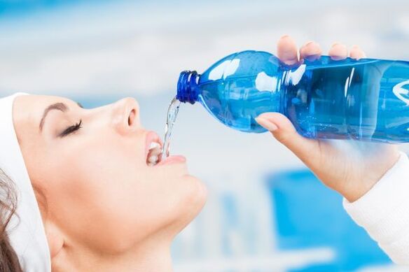 Puoi sbarazzarti di 5 kg di peso in eccesso in una settimana bevendo molta acqua